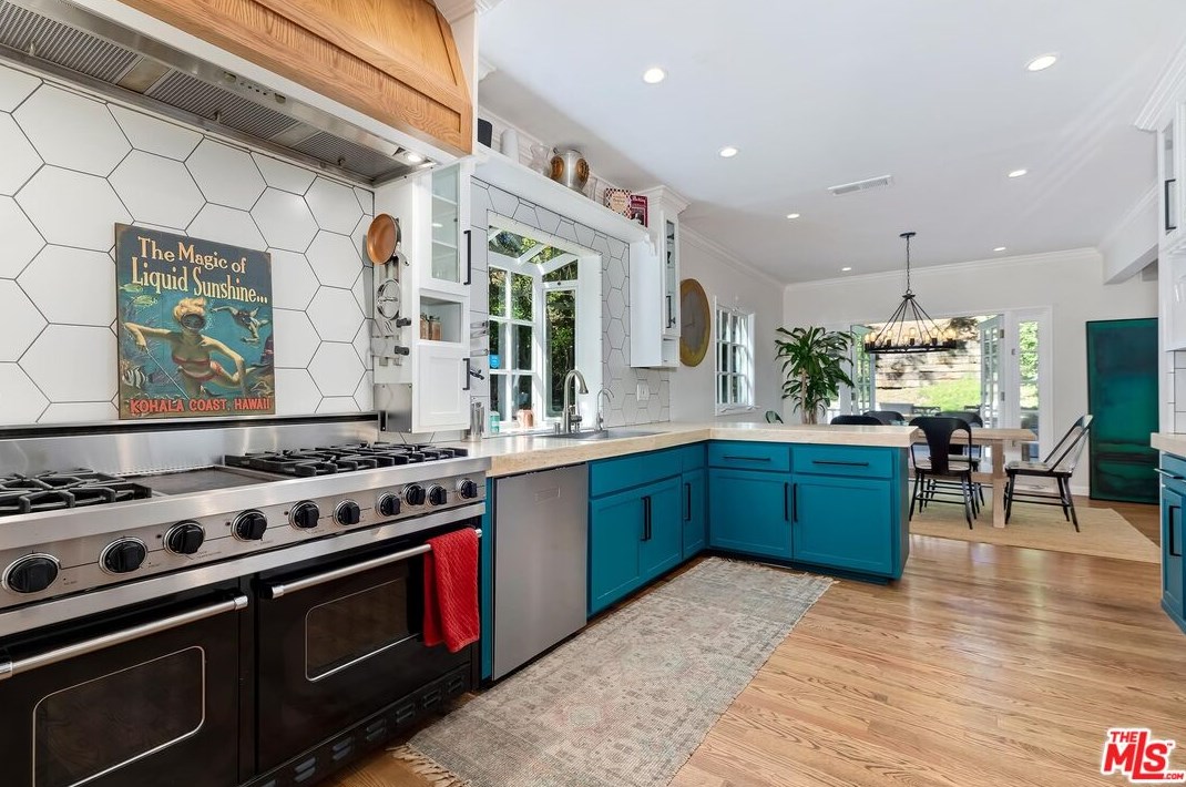 7339 Caverna Dr, Los Angeles CA  90068-2021 exterior