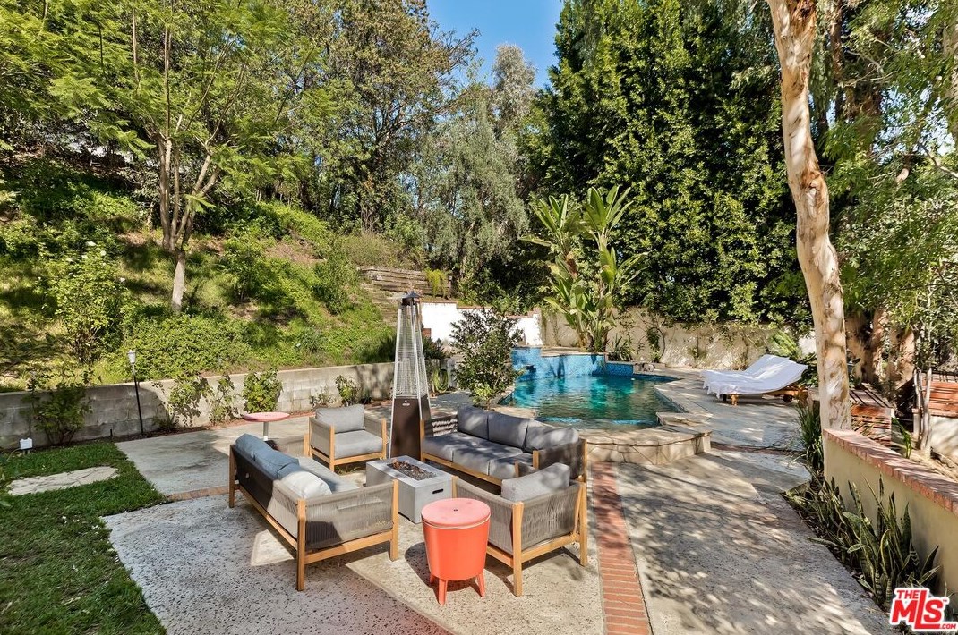 7339 Caverna Dr, Los Angeles CA  90068-2021 exterior