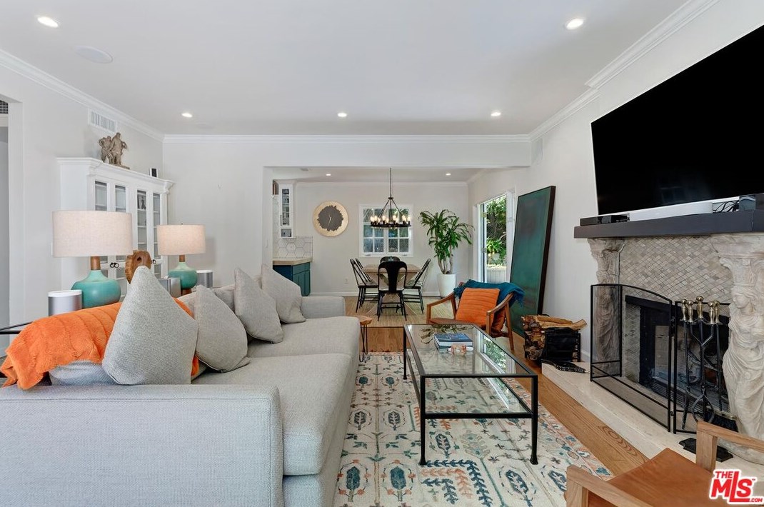 7339 Caverna Dr, Los Angeles CA  90068-2021 exterior