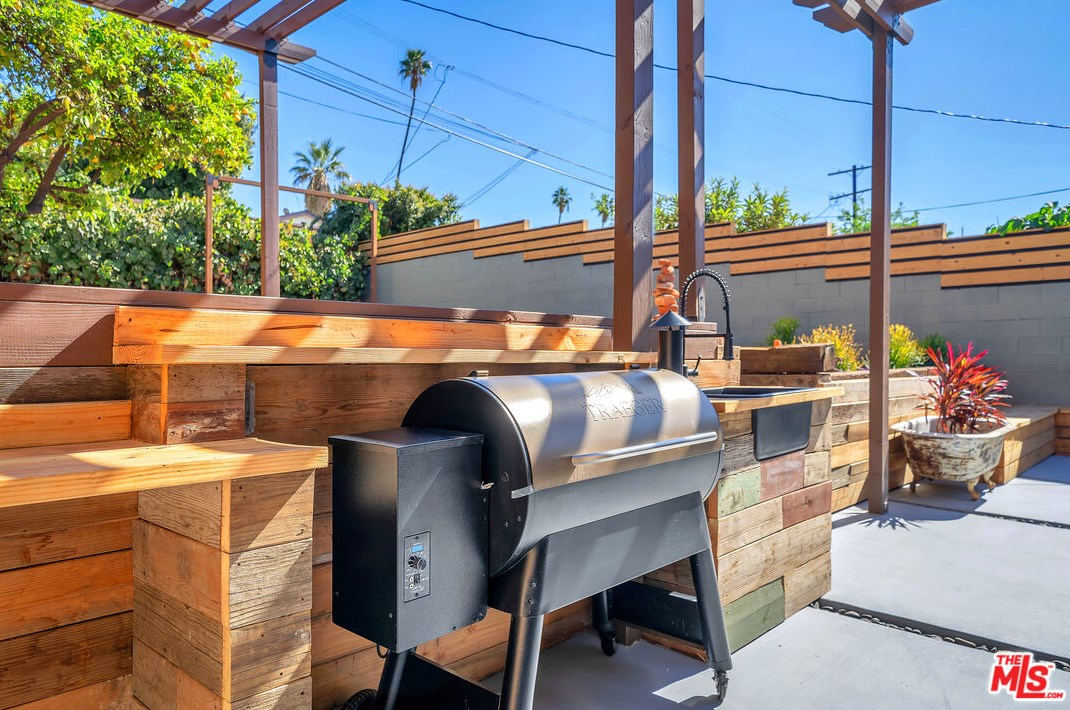 1238 Virgil Ave, Los Angeles CA  90029-2018 exterior