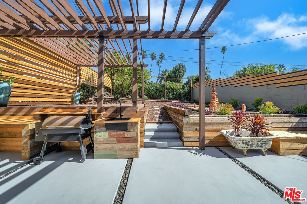 1238 Virgil Ave, Los Angeles CA  90029-2018 exterior