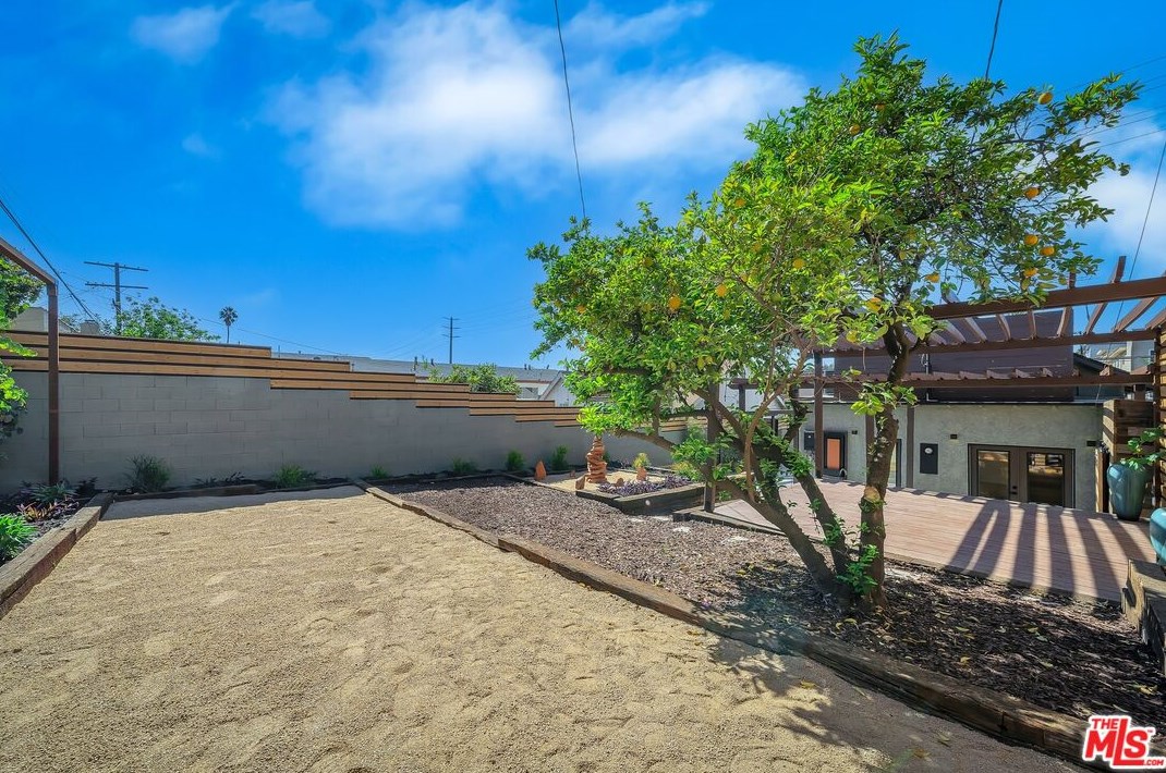 1238 Virgil Ave, Los Angeles CA  90029-2018 exterior