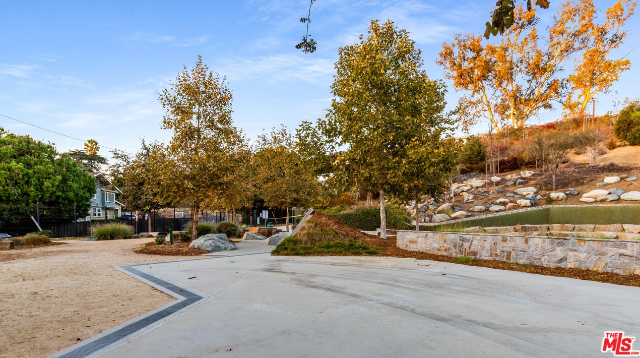 1900 Vine St, Los Angeles CA  90068-3972 exterior