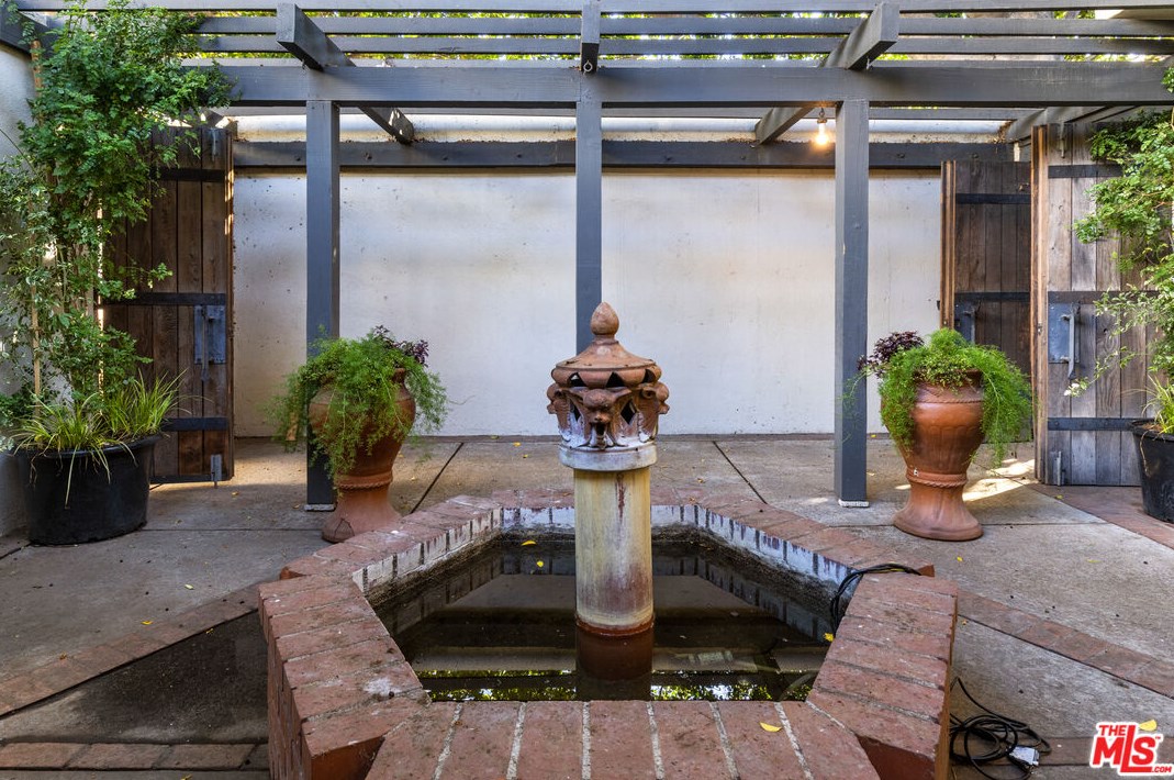 8228 Marmont Ln, Los Angeles CA  90069-1624 exterior
