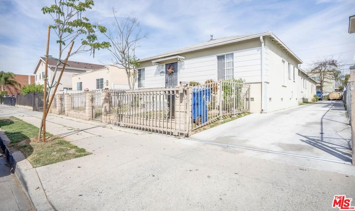 1330 Menlo Ave, Los Angeles CA  90006-4602 exterior