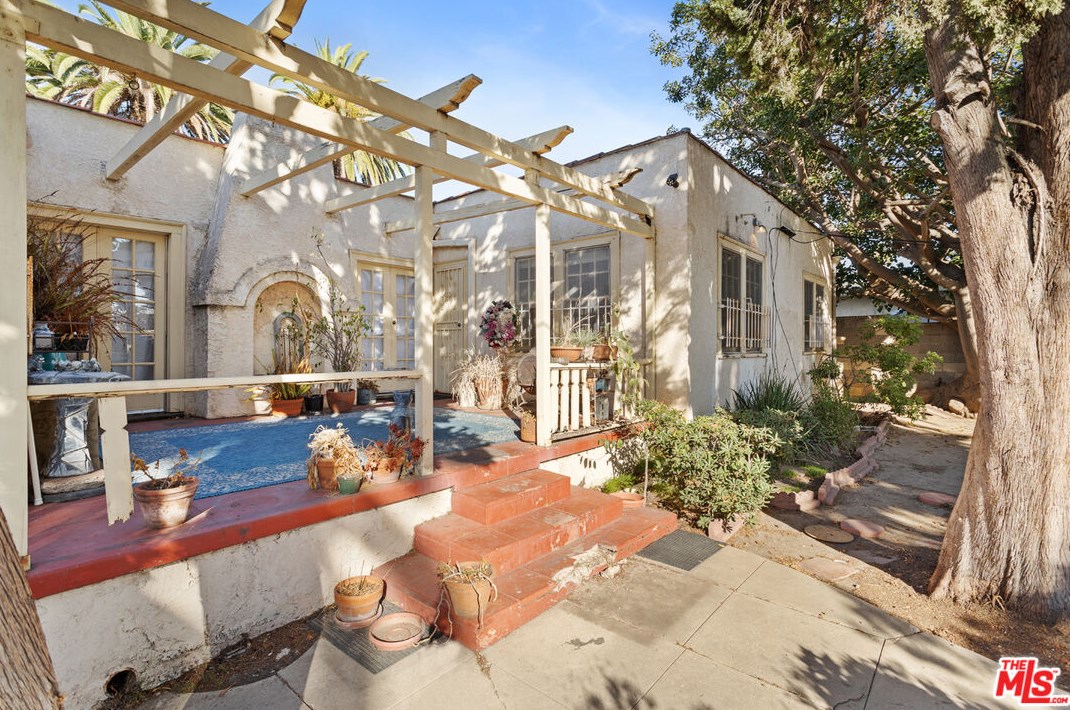 5470 Chesley Ave, Los Angeles CA  90043-2422 exterior