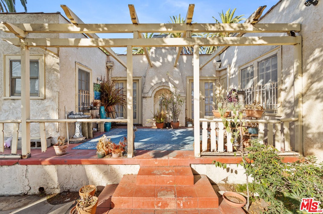 5470 Chesley Ave, Los Angeles CA  90043-2422 exterior