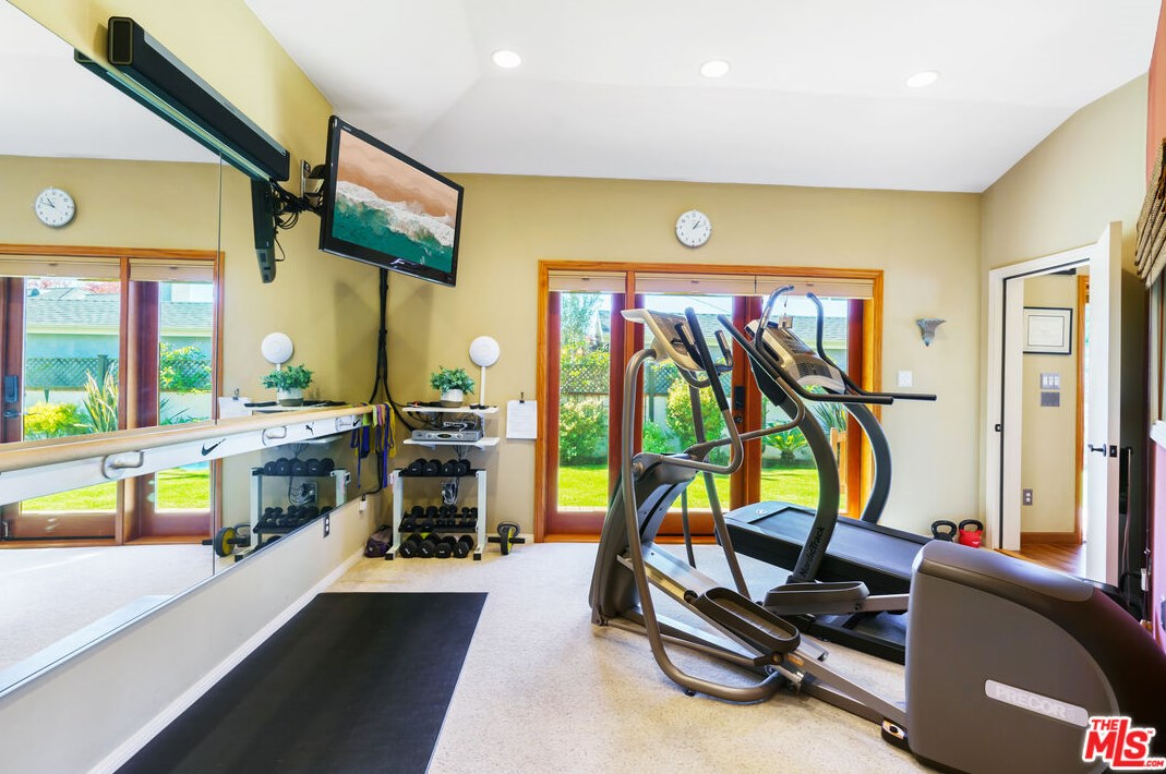 12900 Stanwood Dr, Los Angeles CA  90066-1742 exterior