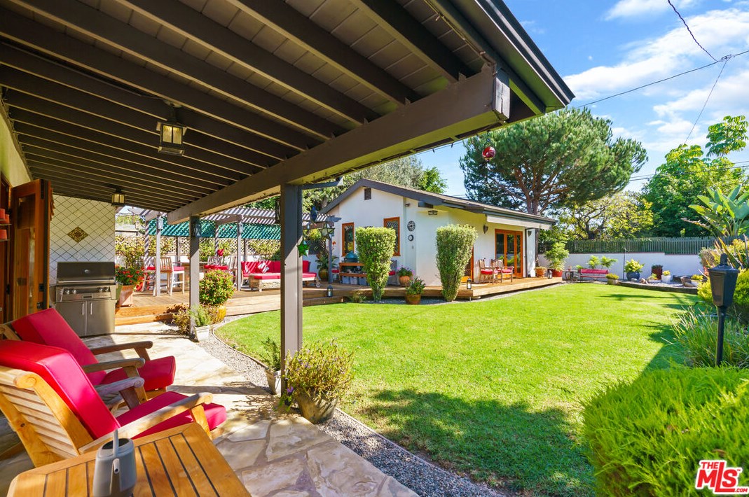 12900 Stanwood Dr, Los Angeles CA  90066-1742 exterior