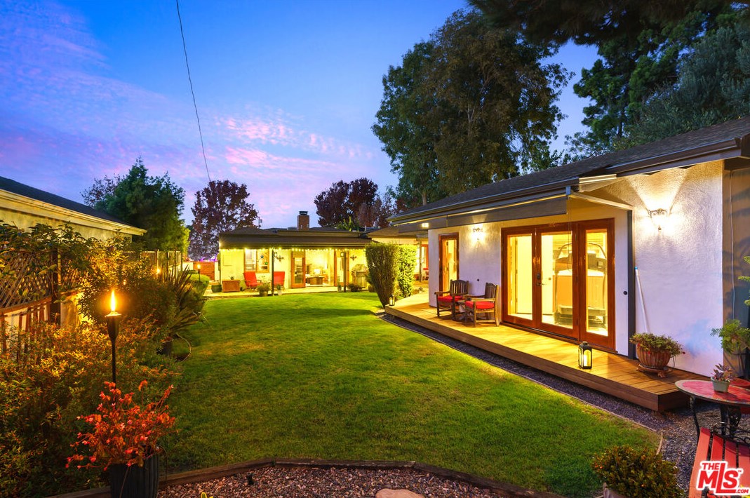 12900 Stanwood Dr, Los Angeles CA  90066-1742 exterior