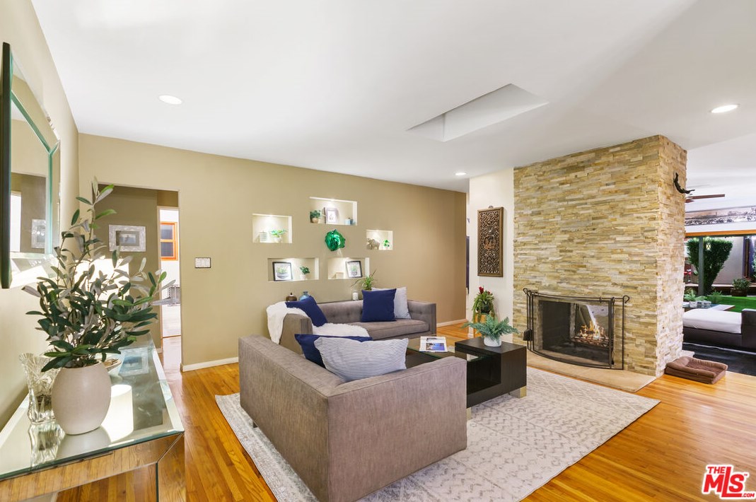 12900 Stanwood Dr, Los Angeles CA  90066-1742 exterior