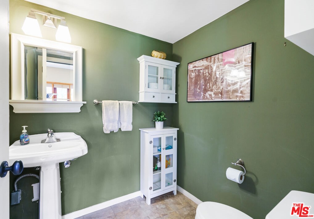 12900 Stanwood Dr, Los Angeles CA  90066-1742 exterior