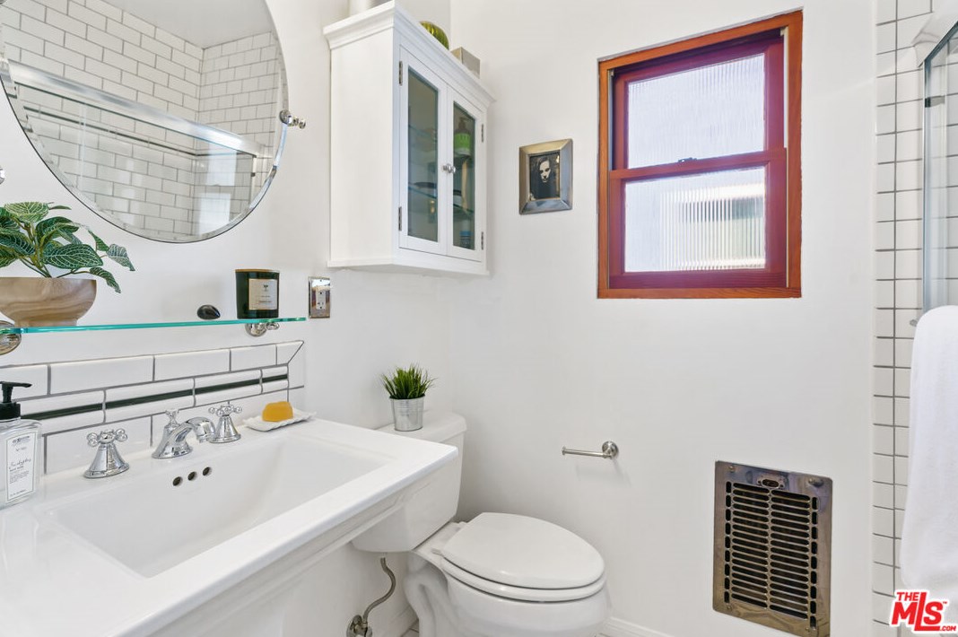 12900 Stanwood Dr, Los Angeles CA  90066-1742 exterior