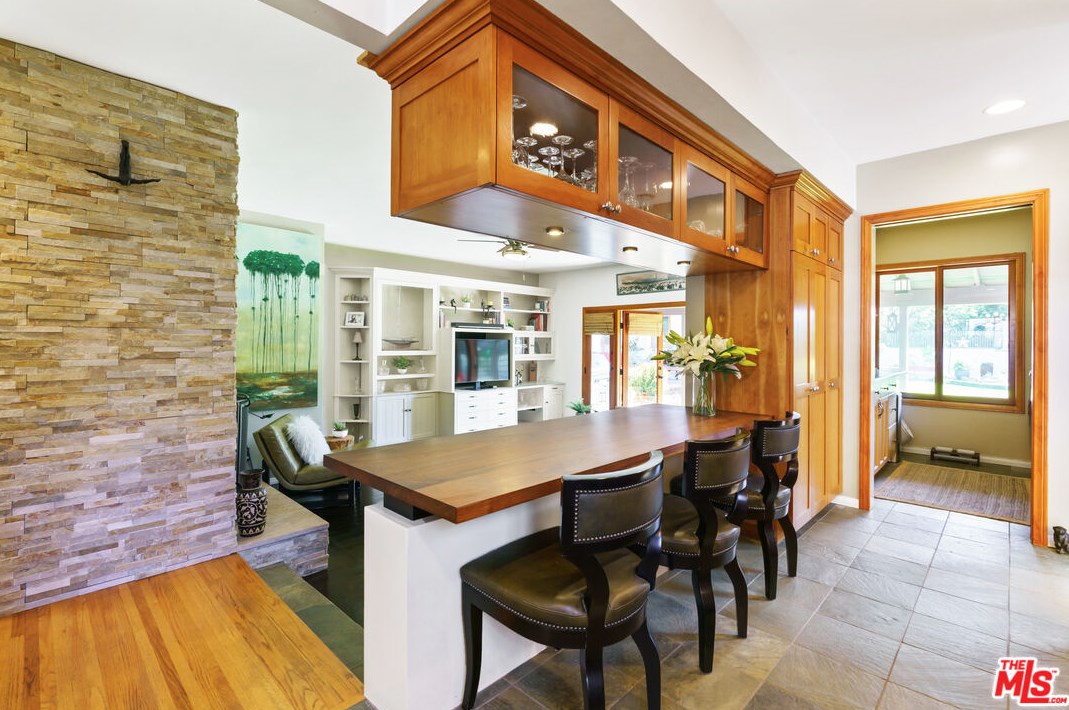 12900 Stanwood Dr, Los Angeles CA  90066-1742 exterior