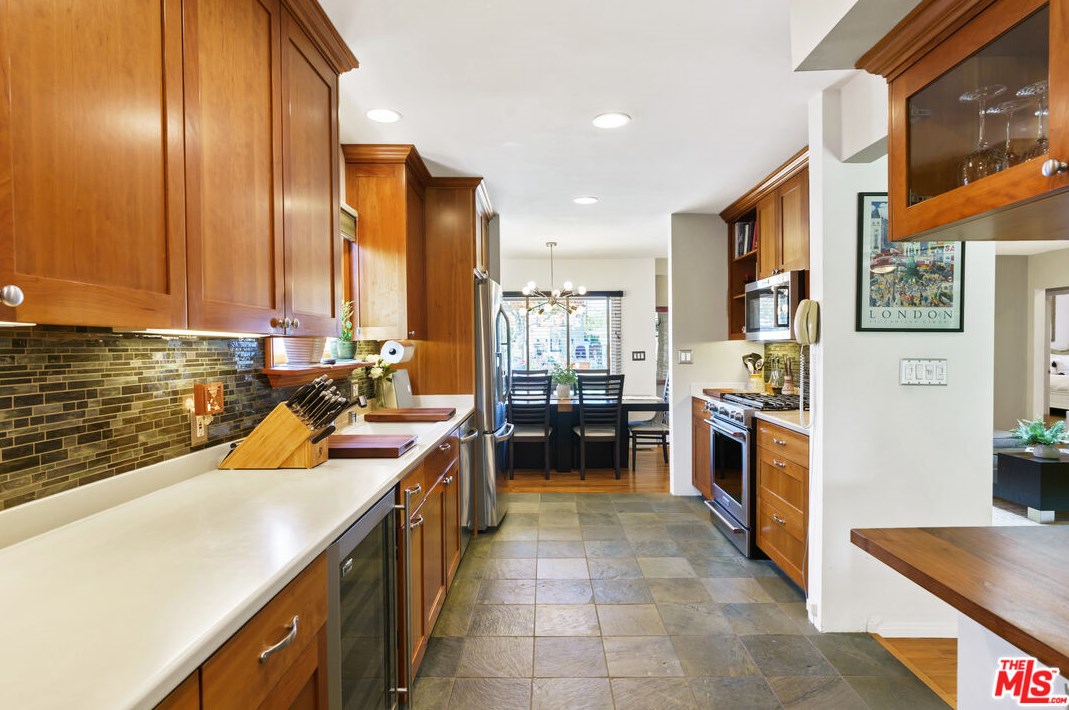 12900 Stanwood Dr, Los Angeles CA  90066-1742 exterior