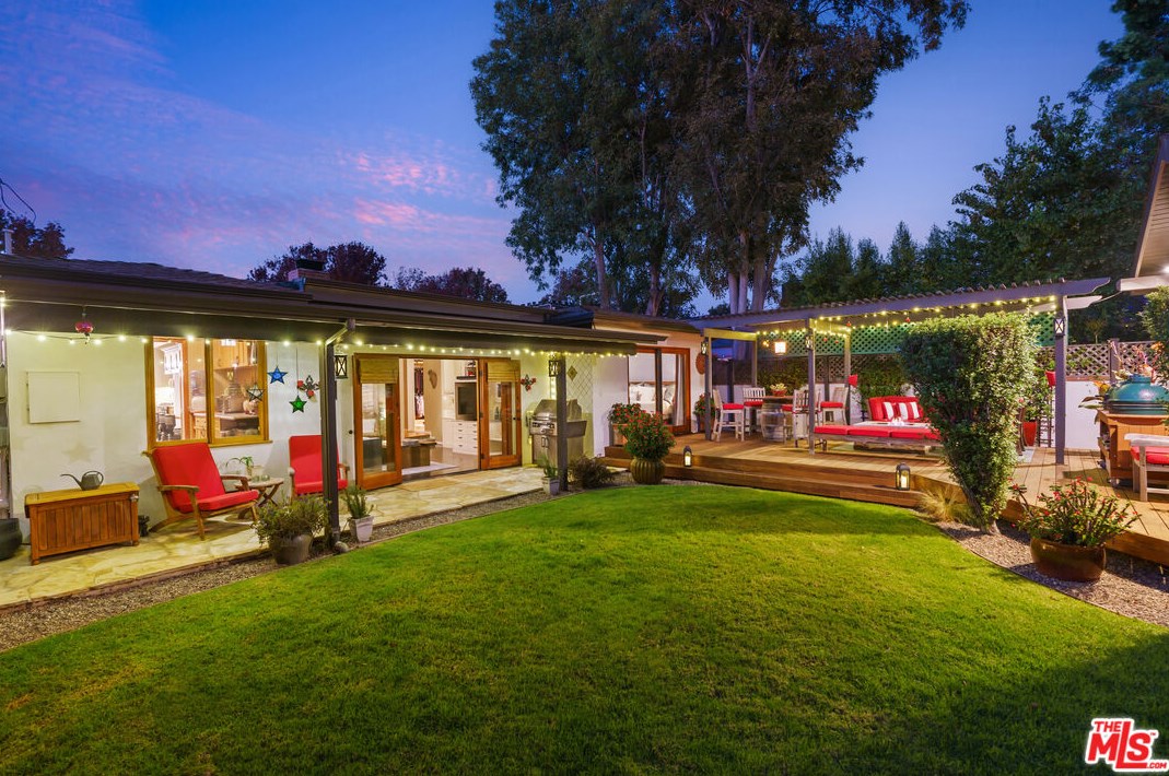 12900 Stanwood Dr, Los Angeles CA  90066-1742 exterior