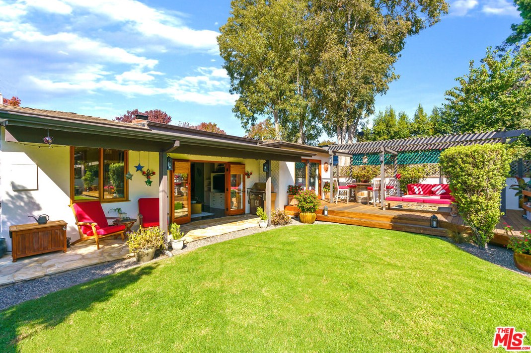 12900 Stanwood Dr, Los Angeles CA  90066-1742 exterior