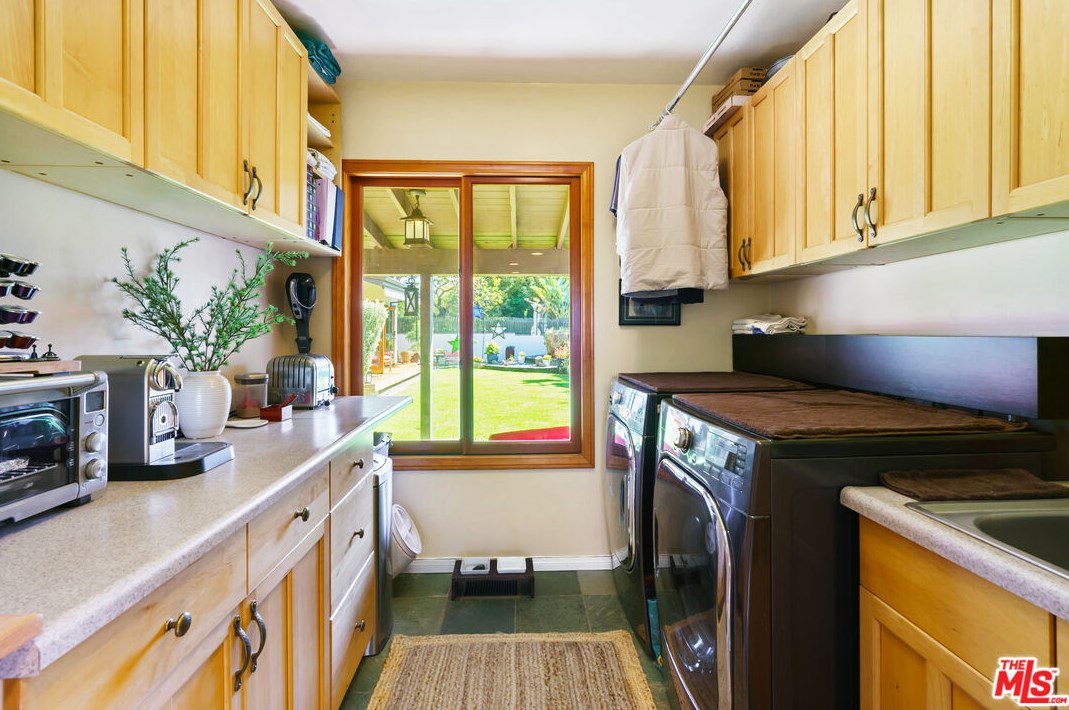 12900 Stanwood Dr, Los Angeles CA  90066-1742 exterior