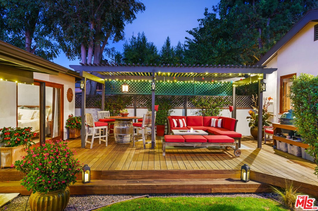 12900 Stanwood Dr, Los Angeles CA  90066-1742 exterior