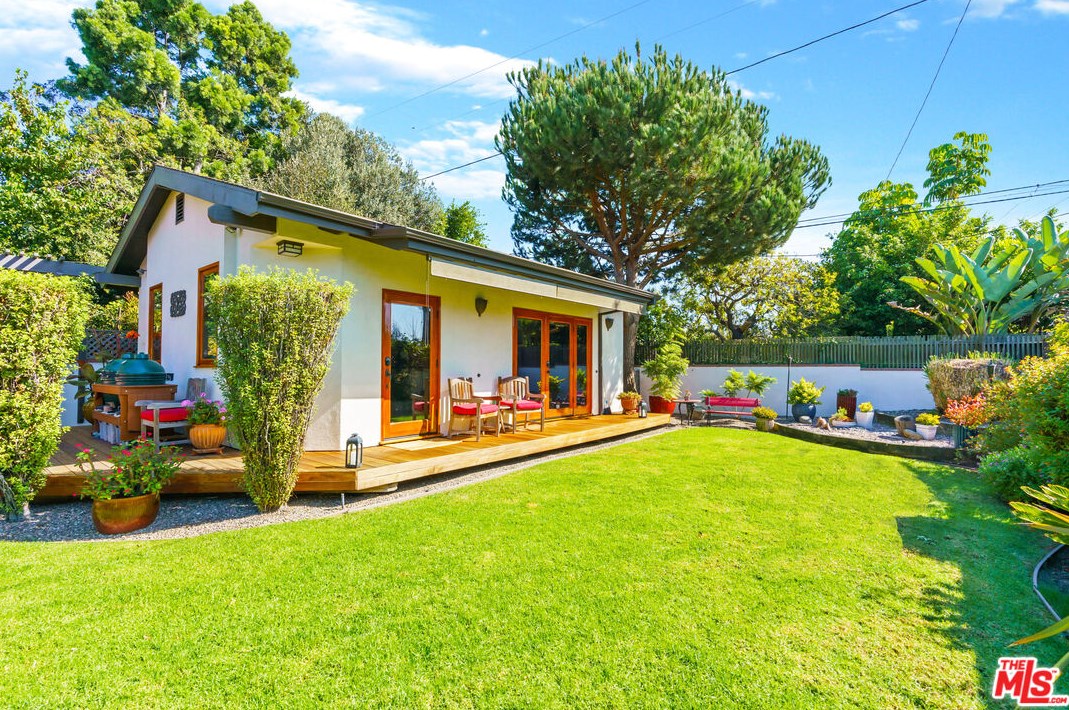 12900 Stanwood Dr, Los Angeles CA  90066-1742 exterior