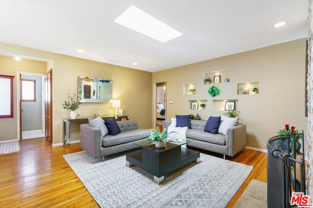 12900 Stanwood Dr, Los Angeles CA  90066-1742 exterior