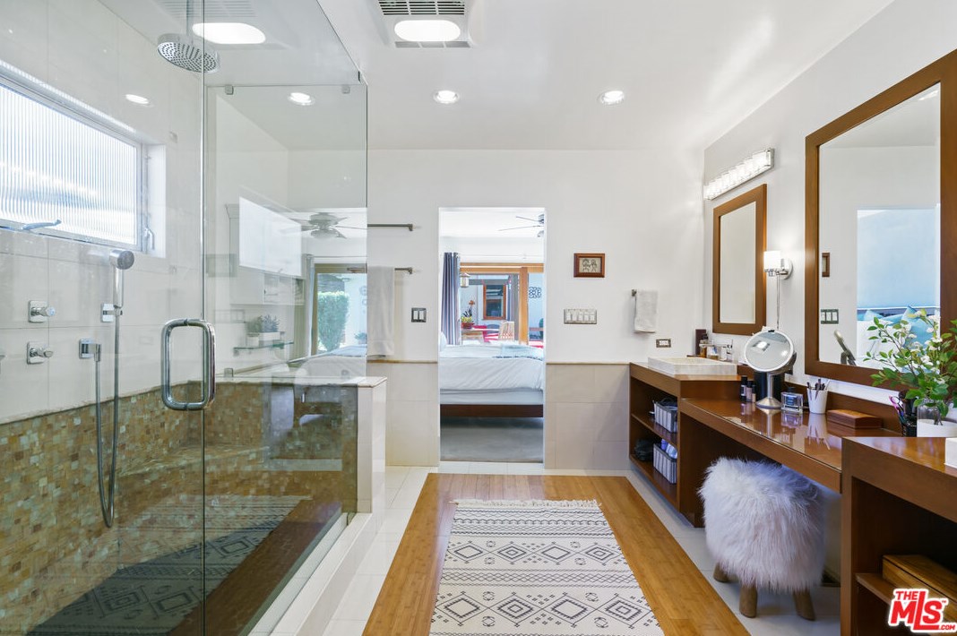 12900 Stanwood Dr, Los Angeles CA  90066-1742 exterior