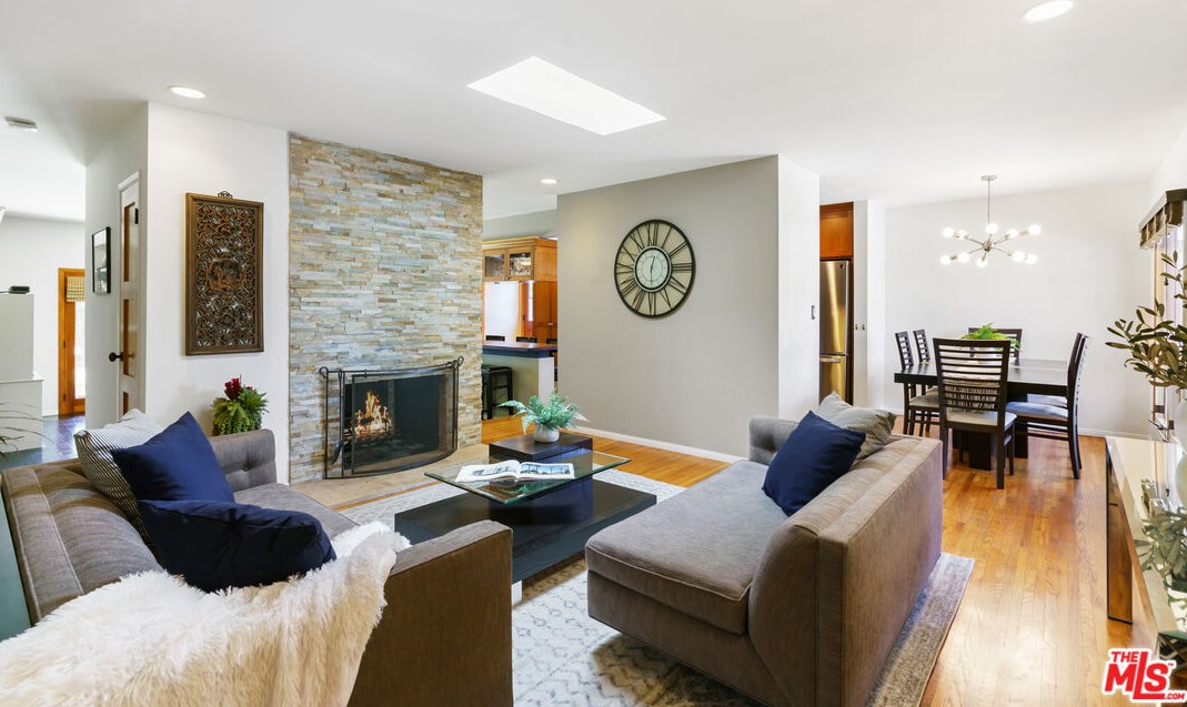 12900 Stanwood Dr, Los Angeles CA  90066-1742 exterior