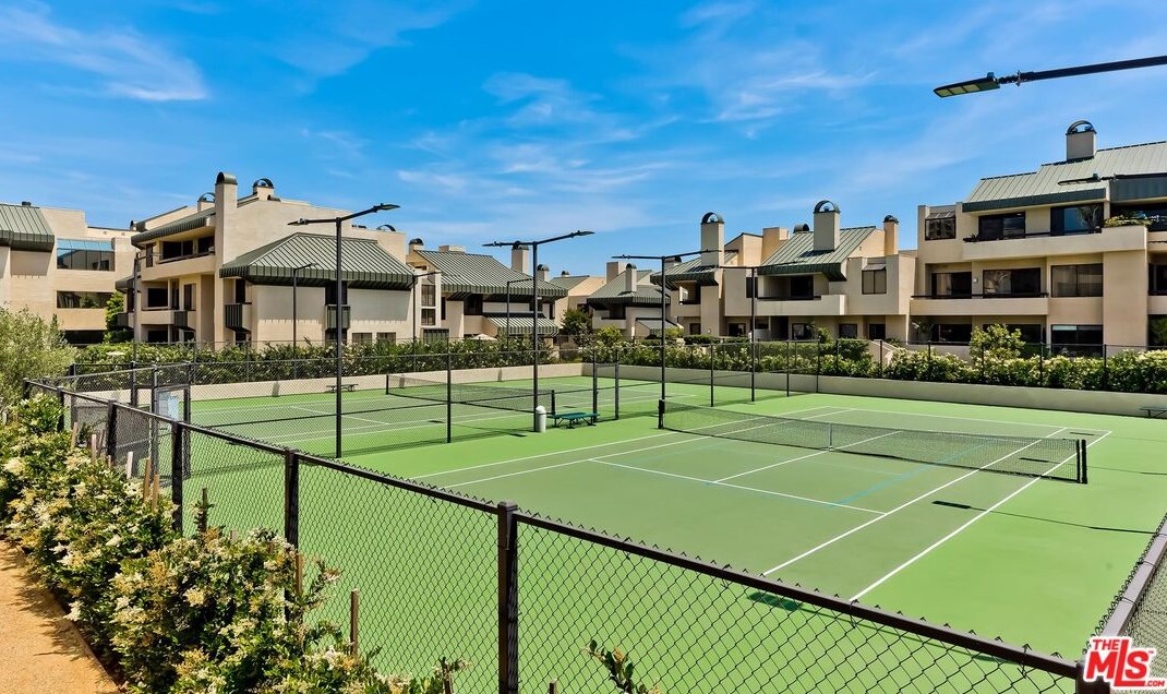 2169 Century Hl, Los Angeles CA  90067-3534 exterior