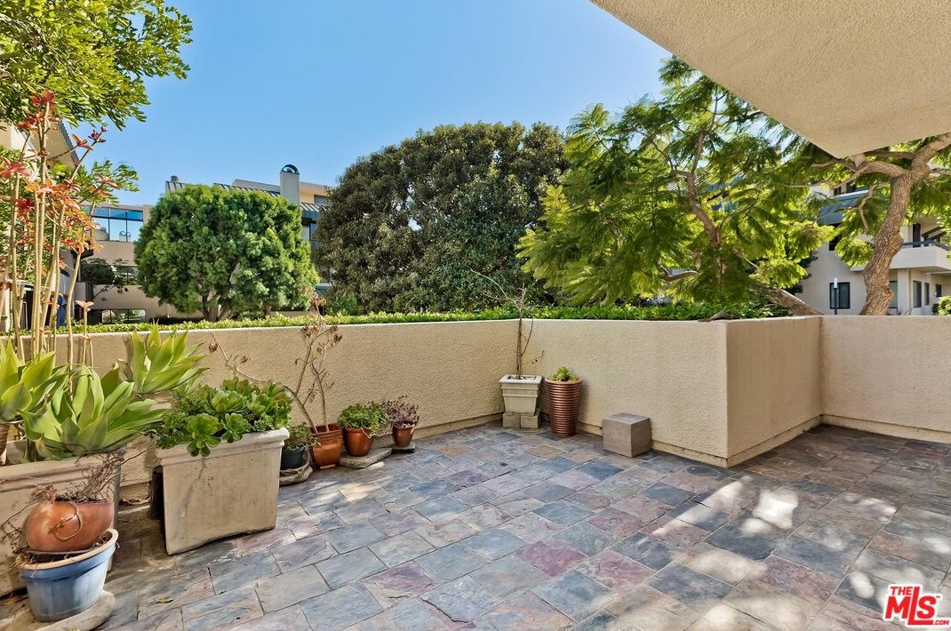 2169 Century Hl, Los Angeles CA  90067-3534 exterior