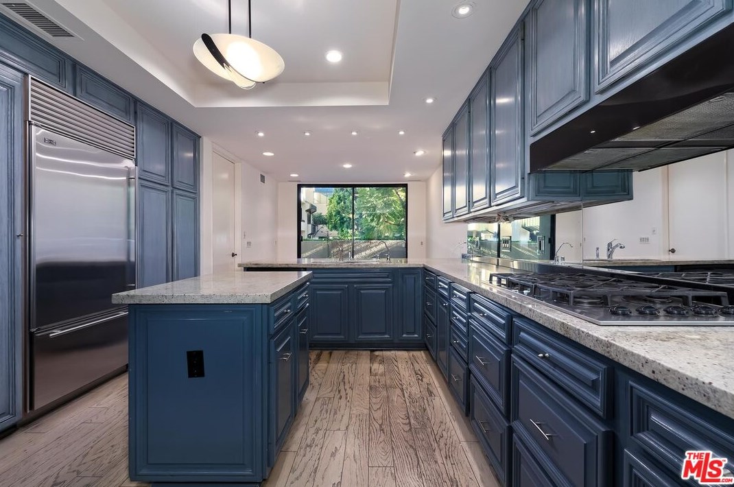 2169 Century Hl, Los Angeles CA  90067-3534 exterior