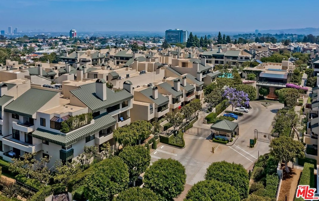 2169 Century Hl, Los Angeles CA  90067-3534 exterior