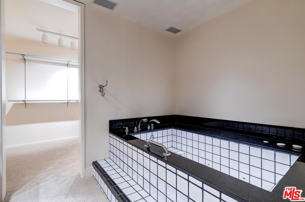 2169 Century Hl, Los Angeles CA  90067-3534 exterior