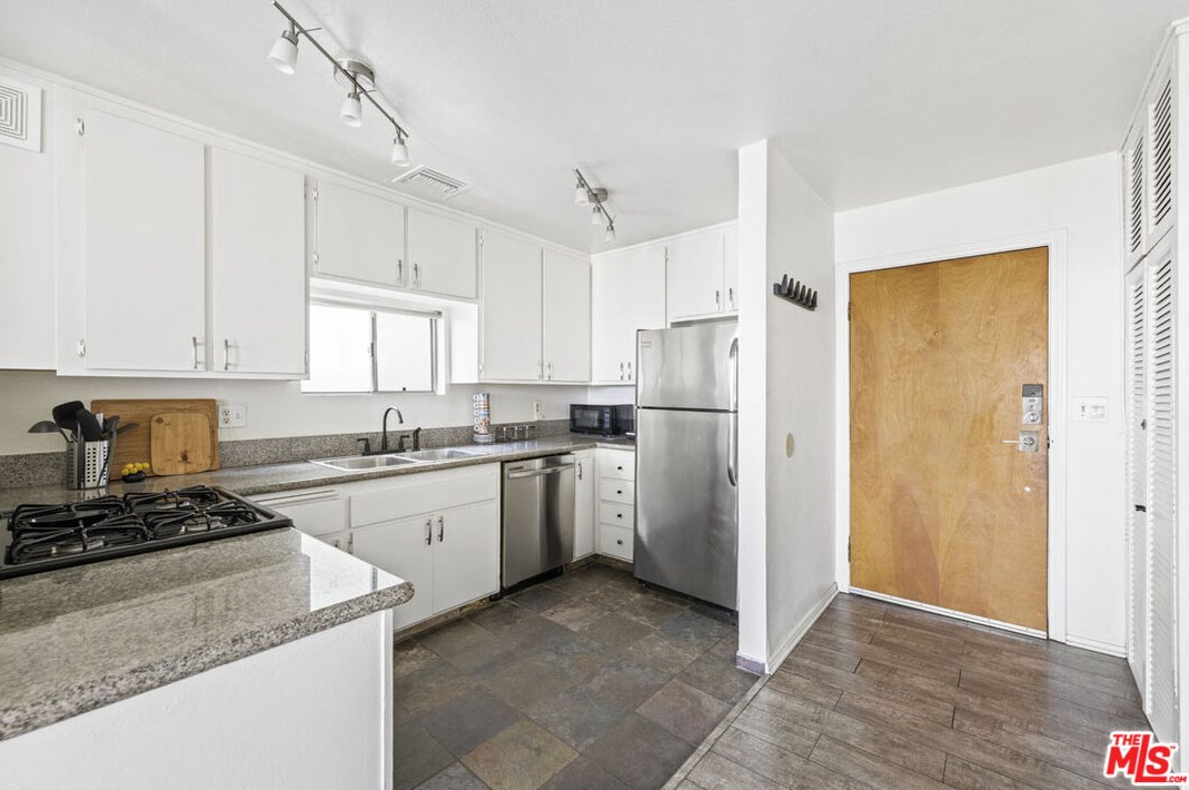 2352 Silver Ridge Ave, Los Angeles CA  90039-3646 exterior