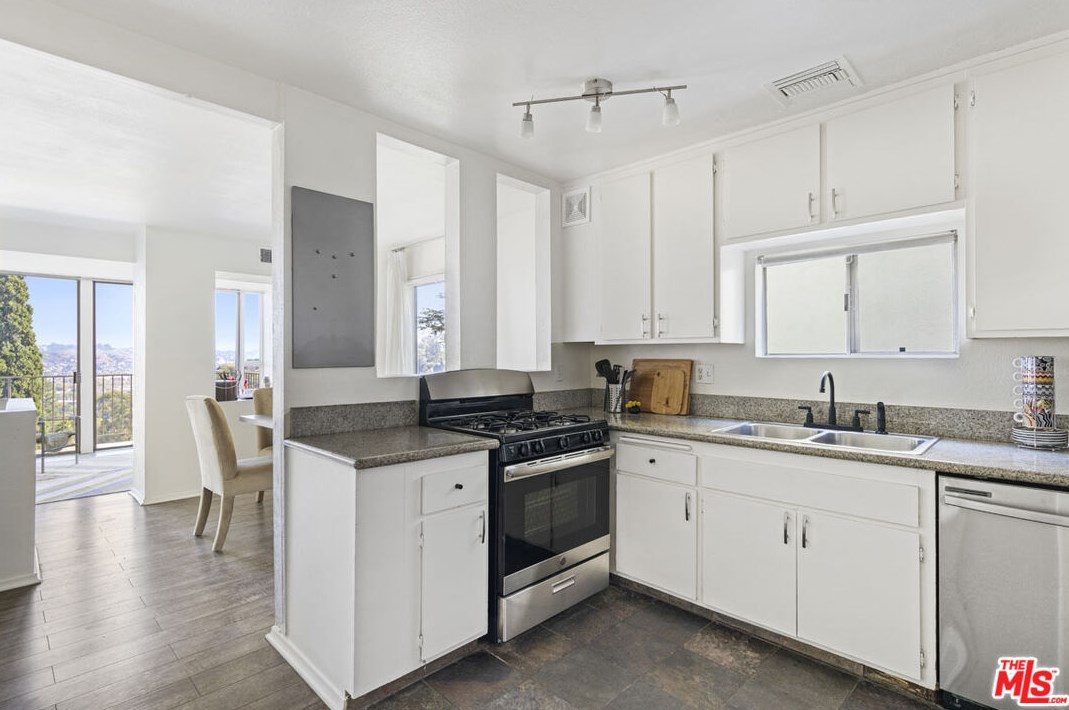 2352 Silver Ridge Ave, Los Angeles CA  90039-3646 exterior