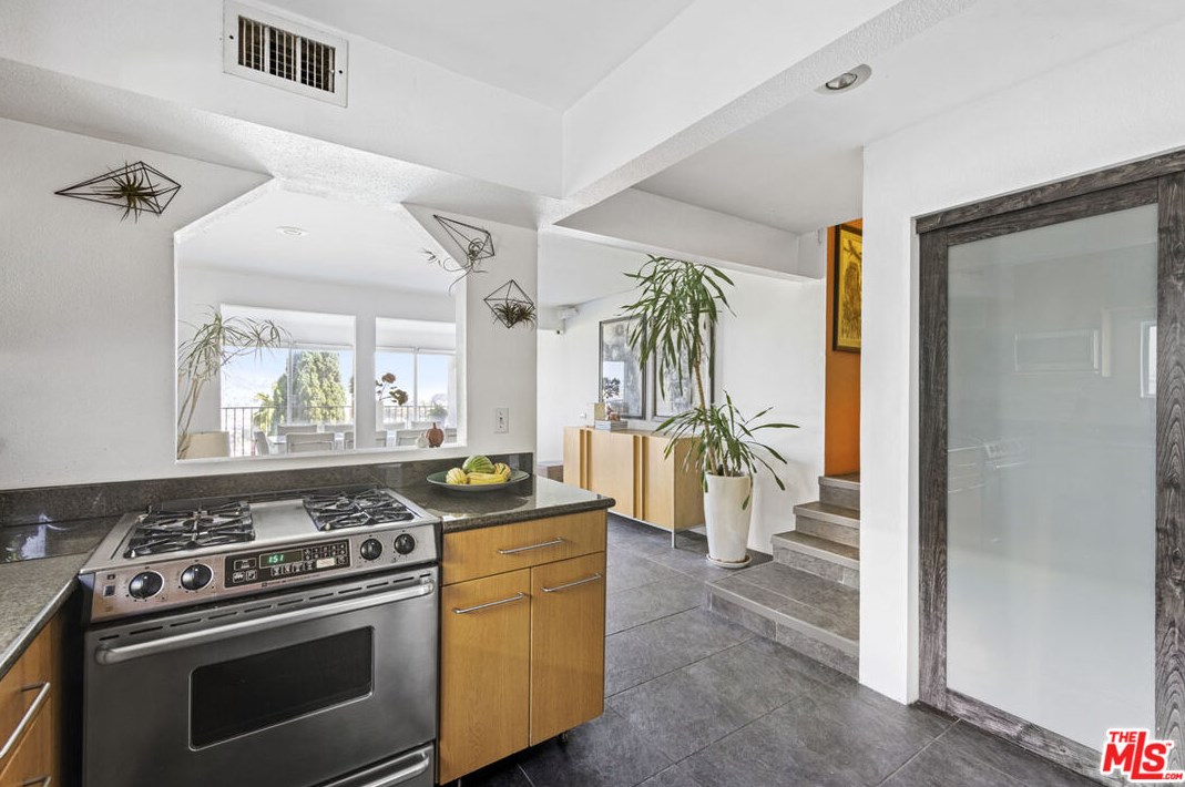 2352 Silver Ridge Ave, Los Angeles CA  90039-3646 exterior