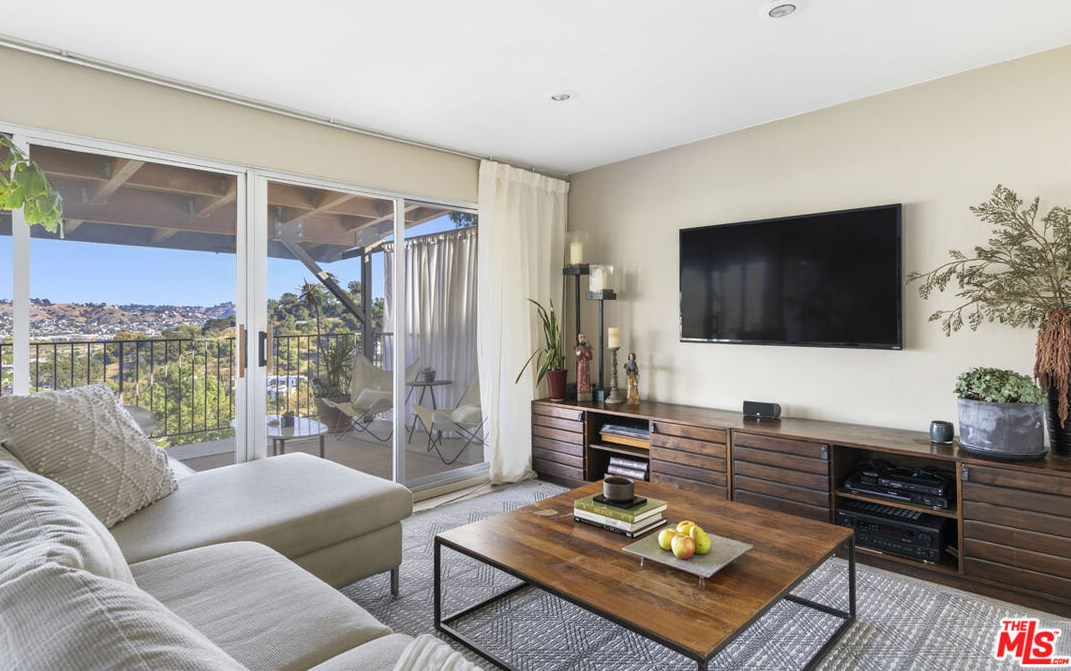 2352 Silver Ridge Ave, Los Angeles CA  90039-3646 exterior