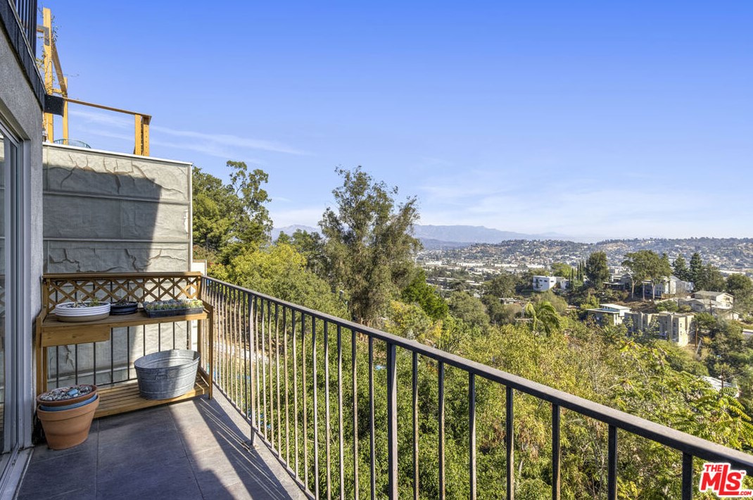 2352 Silver Ridge Ave, Los Angeles CA  90039-3646 exterior