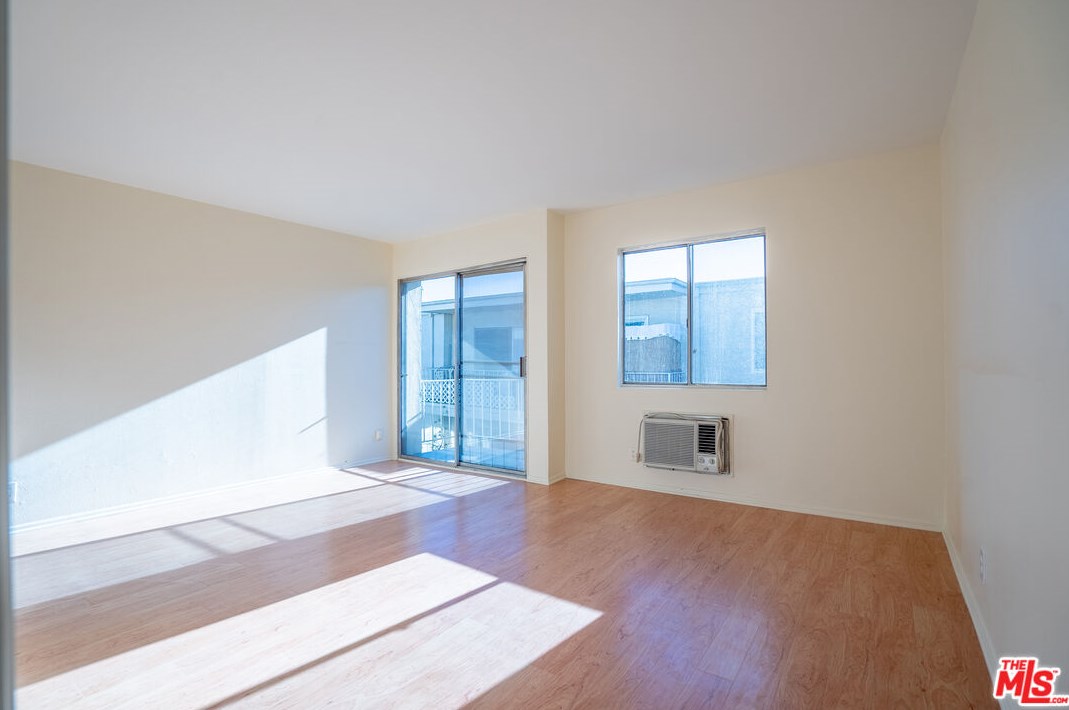 210 La Fayette Park Pl, Los Angeles CA  90057-1357 exterior