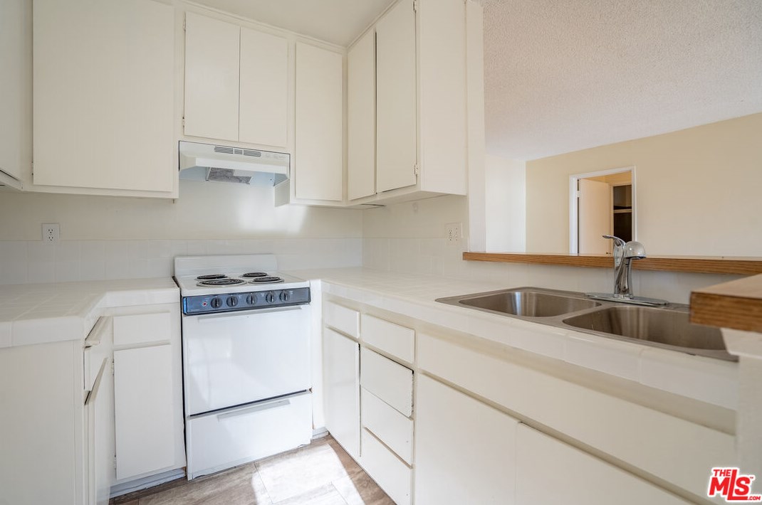 210 La Fayette Park Pl, Los Angeles CA  90057-1357 exterior