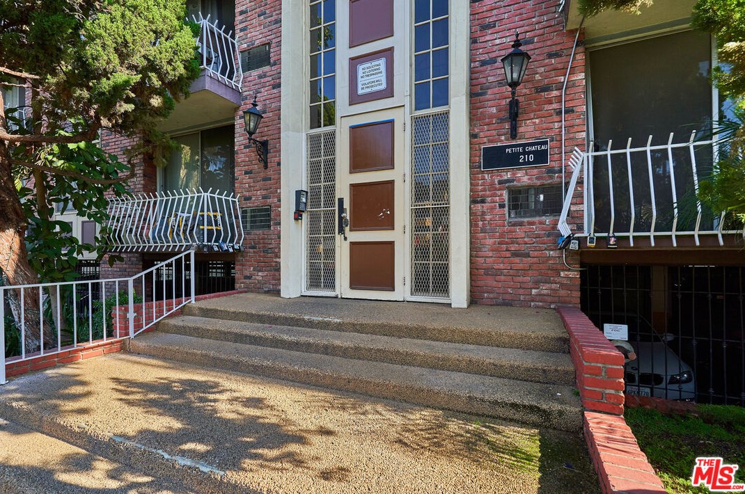 210 La Fayette Park Pl, Los Angeles CA  90057-1357 exterior