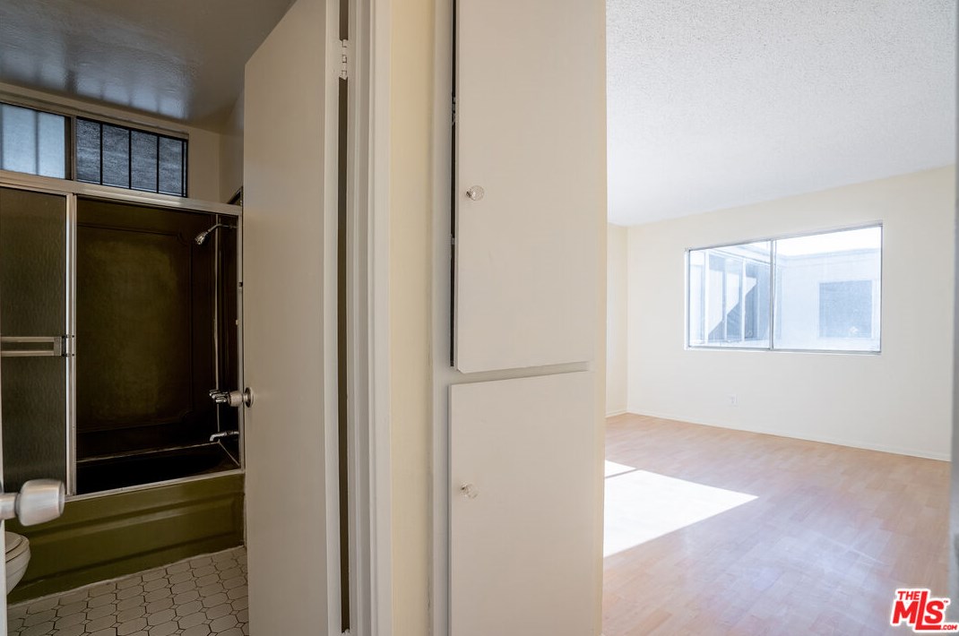 210 La Fayette Park Pl, Los Angeles CA  90057-1357 exterior