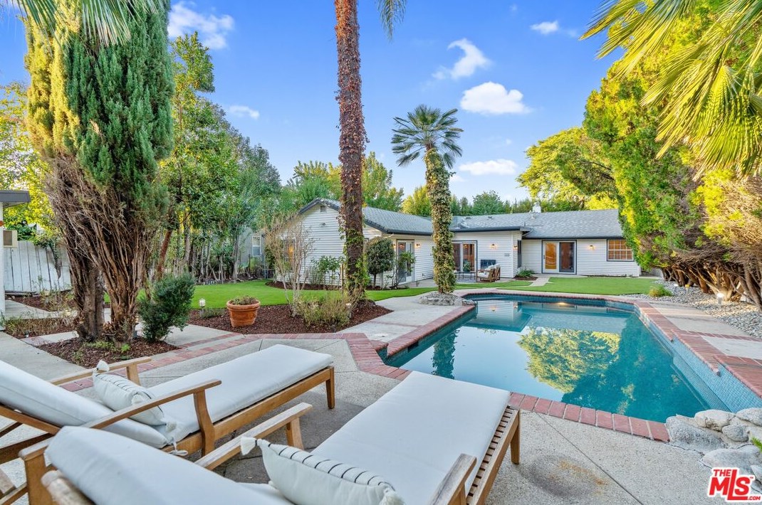 18128 Erwin St, Los Angeles CA  91335-7146 exterior