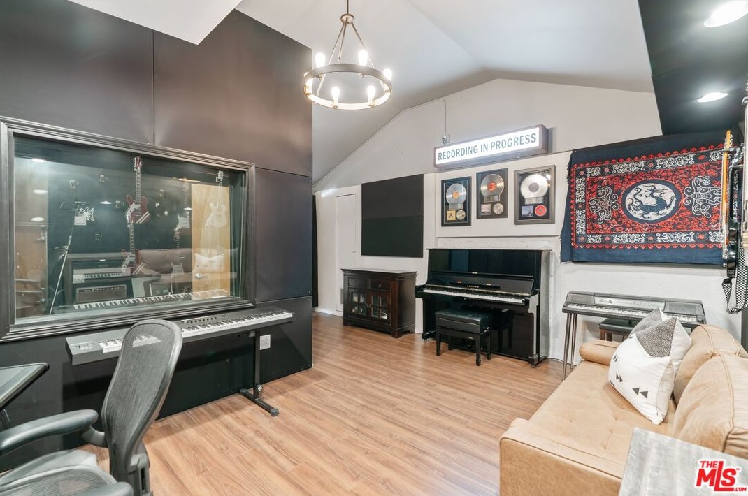 18128 Erwin St, Los Angeles CA  91335-7146 exterior