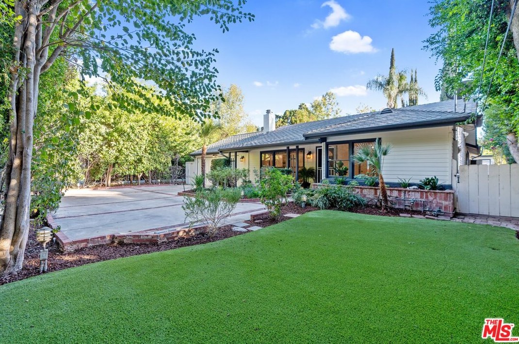 18128 Erwin St, Los Angeles CA  91335-7146 exterior