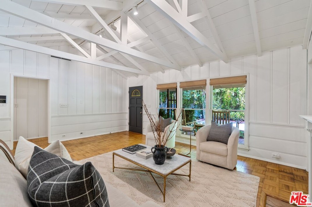 18128 Erwin St, Los Angeles CA  91335-7146 exterior