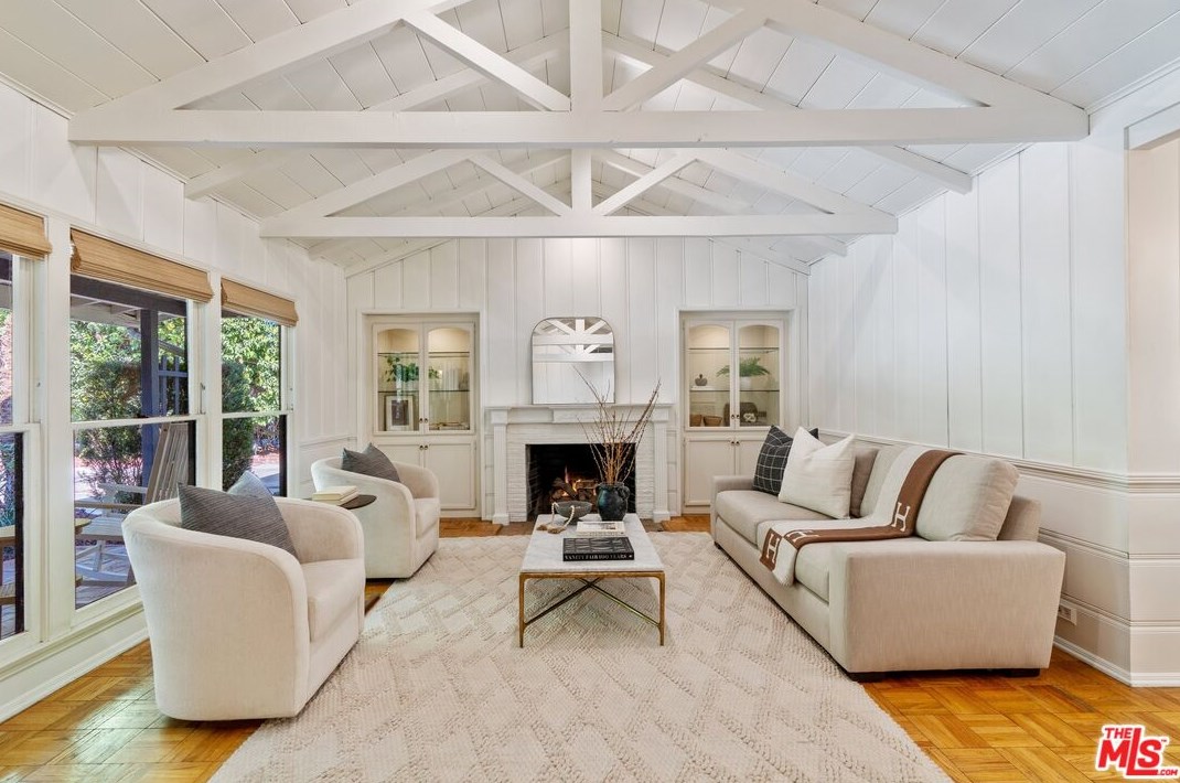 18128 Erwin St, Los Angeles CA  91335-7146 exterior