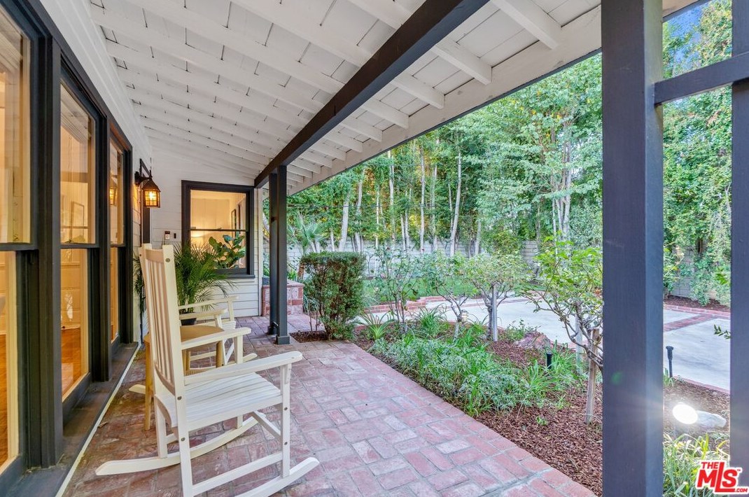 18128 Erwin St, Los Angeles CA  91335-7146 exterior