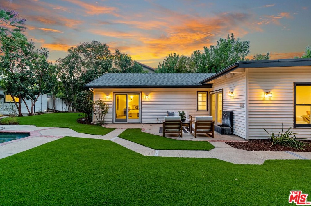 18128 Erwin St, Los Angeles CA  91335-7146 exterior