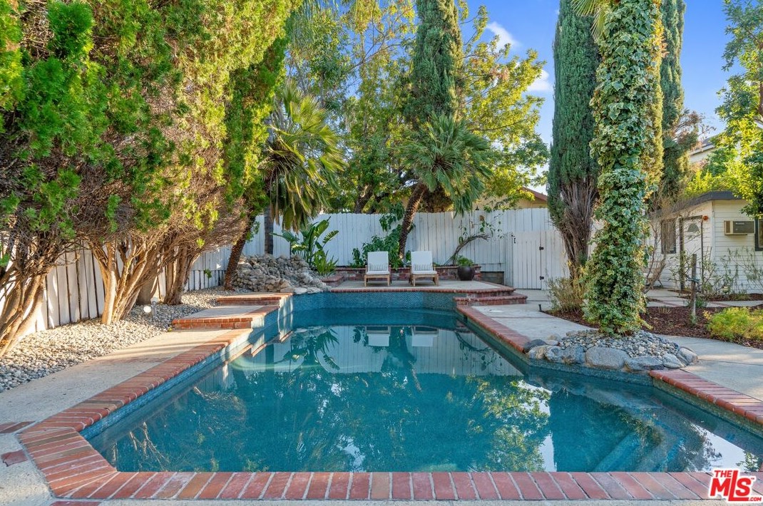 18128 Erwin St, Los Angeles CA  91335-7146 exterior