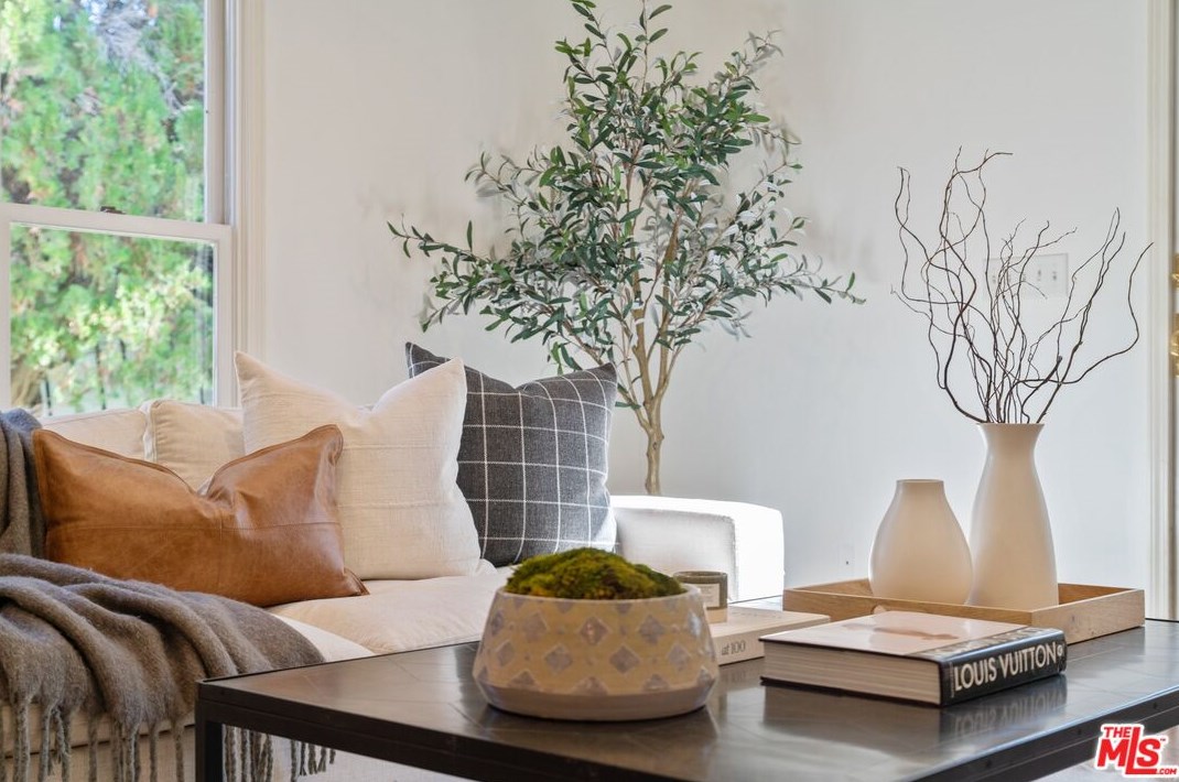 18128 Erwin St, Los Angeles CA  91335-7146 exterior